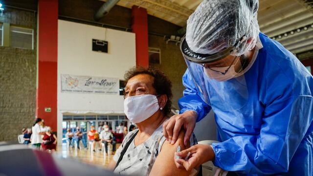 Operativo de vacunación a adultos mayores en el Polimeni, Las Heras.