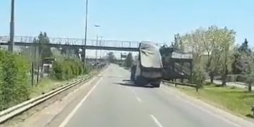 Un camión derribó un puente