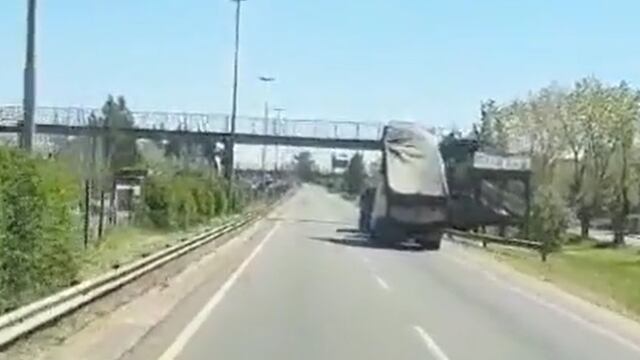 Un camión derribó un puente