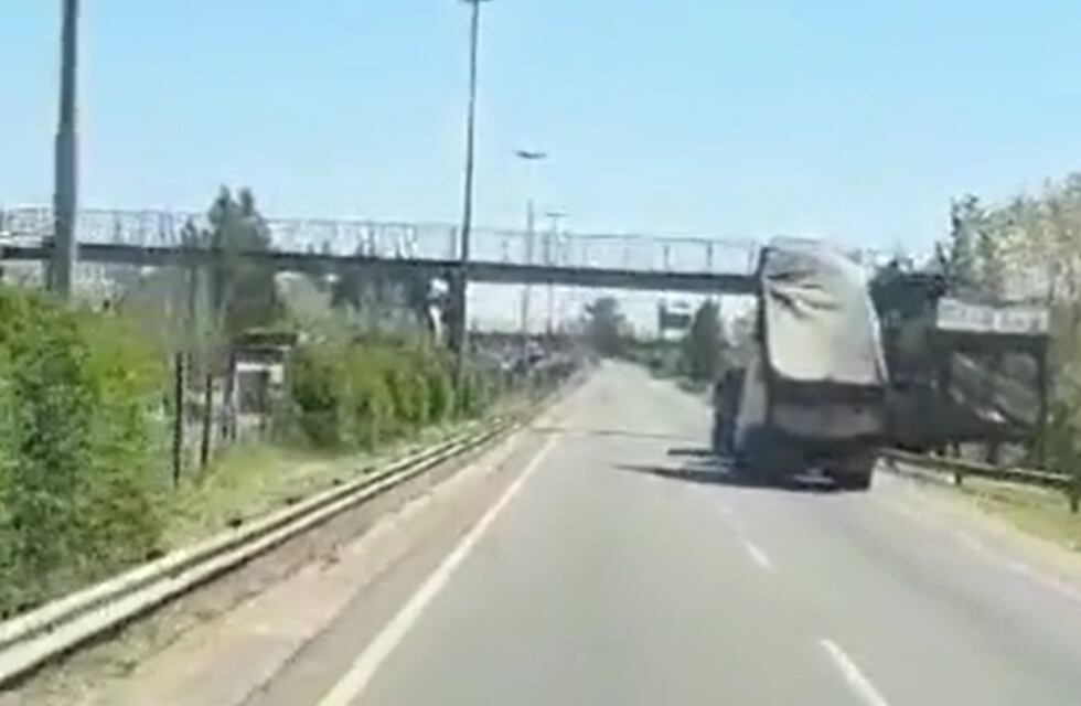 Increíble error de cálculo: el momento en que un camión se lleva por delante un puente peatonal