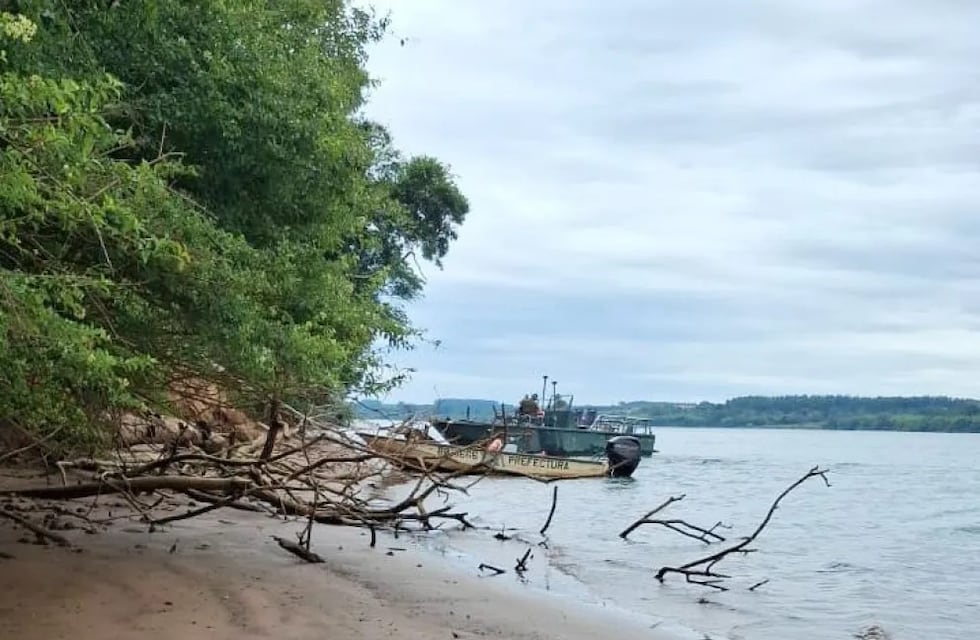 General Urquiza: una canoa se hundió cuando una familia intentaba cruzar el Paraná, murió una niña