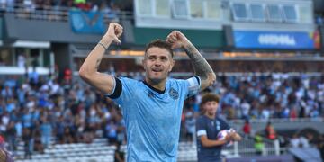 No falla. Pablo Vegetti aprovechó los errores de la defensa de River, para el 2-0 de Belgrano (La Voz).