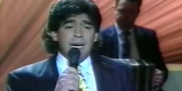 Diego cantando tangos. Otra pasión. El cordobés Carlos Ricci le compuso uno, El Elegido. Y lo canta Lavié.