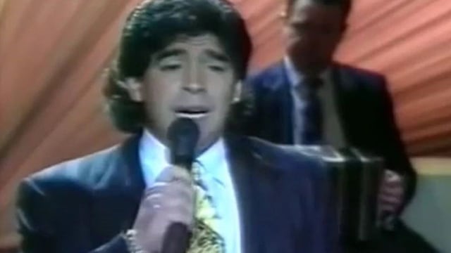 Diego cantando tangos. Otra pasión. El cordobés Carlos Ricci le compuso uno, El Elegido. Y lo canta Lavié.