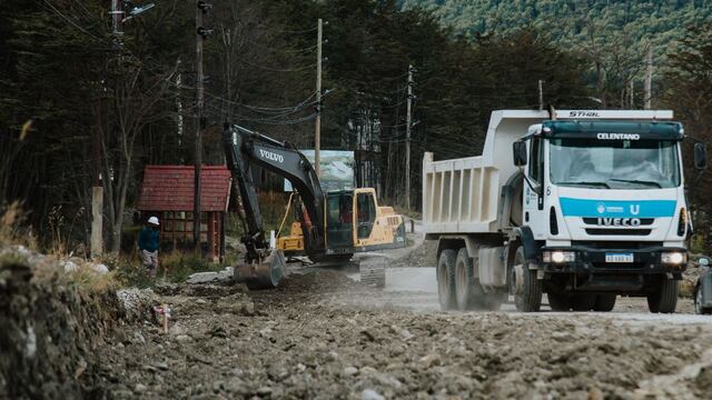 En Andorra iniciaron los trabajos de movimiento de suelo y construcción del cordón cuneta sobre la calle de acceso Lloncharich.