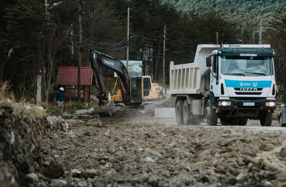 Con trabajos de suelo y cordón cuneta se preparan 350 metros más de asfalto para Andorra