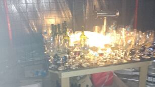 La cristalería no faltó a la hora de la convocatoria ilegal en Balcarce al 100.