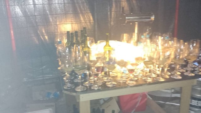 La cristalería no faltó a la hora de la convocatoria ilegal en Balcarce al 100.