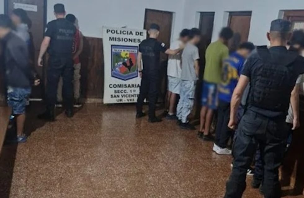 Graves incidentes durante la Estudiantina en San Vicente: 14 demorados y dos heridos con arma blanca