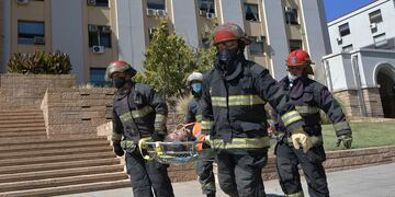 Simulacro de Sismo en Casa de Gobierno
En el día de la Defensa Civil, los Bomberos de la Policía, y personal de Defensa Civil, realizaron una evacuación programada.
Foto: Orlando Pelichotti