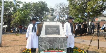 Como es tradicional, los gauchos montaron guardia de honor ante el busto que recuerda al primer gobernador de Jujuy, José María Fascio, en el acto celebratorio del 188vo aniversario de la Autonomía Política de Jujuy.