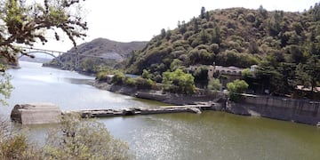 Bajo nivel de agua en el lago San Roque.