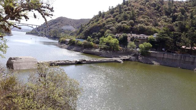 Bajo nivel de agua en el lago San Roque.