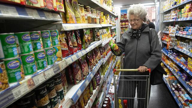 La inflación en Mendoza durante agosto fue 2,6% superior al índice nacional. Ignacio Blanco/Los Andes
En el Registro Publico de infractores los supermercados son las empresas mas sancionadas por imcumplimiento a normas de defensa al consumidor. 
Supermercados precios inflacion gondola alimentos 
 Renata De MArchi
Foto: Ignacio Blanco / Los Andes