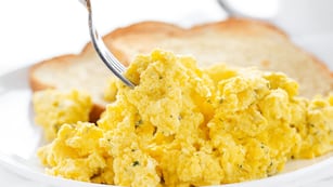 Cómo cocinar huevos revueltos sin ensuciar la sartén y en 5 minutos.