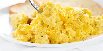 Cómo cocinar huevos revueltos sin ensuciar la sartén y en 5 minutos.