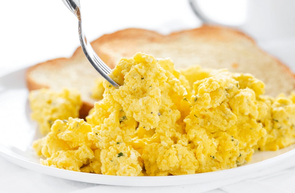 Cómo cocinar huevos revueltos en 5 minutos y no ensuciar la sartén