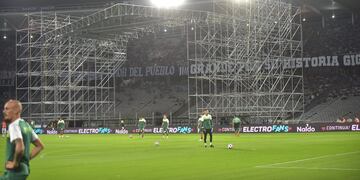 Con un escenario a medio desarmar, se disputó en el Kempes el partido entre Talleres - Banfield. (Javier Ferreyra / La Voz)