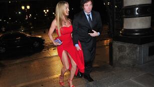 Javier Milei ingresando al teatro Colón junto a Fátima Florez. (Gentileza Clarín)