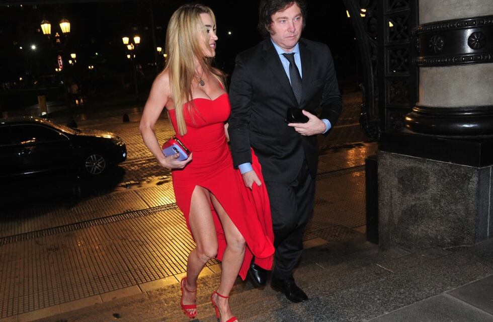 En plena veda electoral, Javier Milei fue abucheado en el Teatro Colón: los videos del incómodo momento