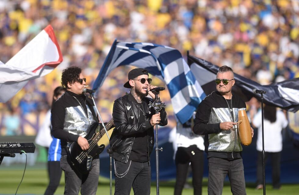 Show: Ulises cantó en la previa del Boca campeón; y se encontró con Paulo Londra
