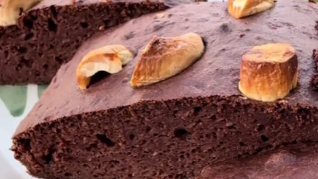 Brownie con manzanas arenosas.