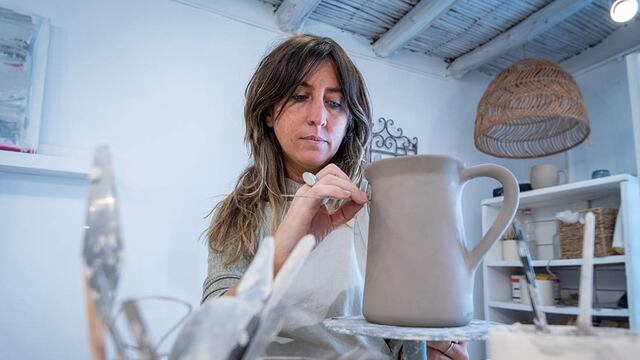 Ana Simionato, artista visual ceramista.