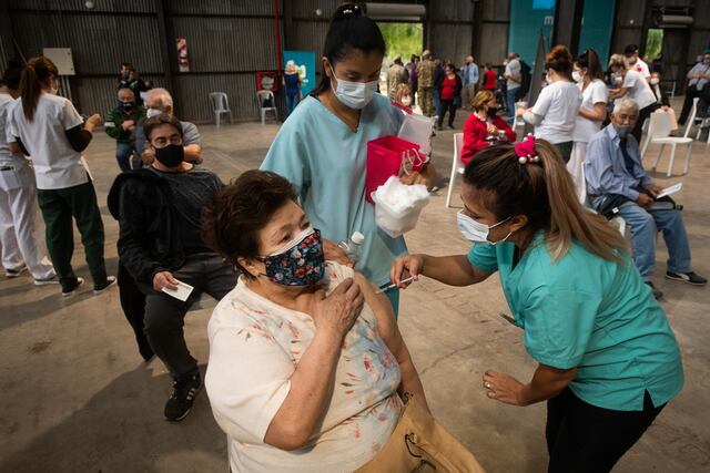 Existe marcada diferencia entre las cifras que da la Provincia y la del Monitor Nacional que da la Nación respecto de vacunas y vacunados. Ignacio Blanco/Los Andes