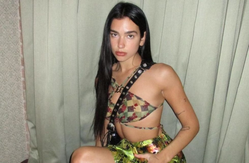 Dua Lipa jugó con las transparencias en Instagram y dejó ver su ropa interior