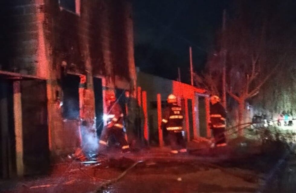 En un incendio muere una pareja y su hijo de 5 años, salvaron al menor arrojándolo por la ventana
