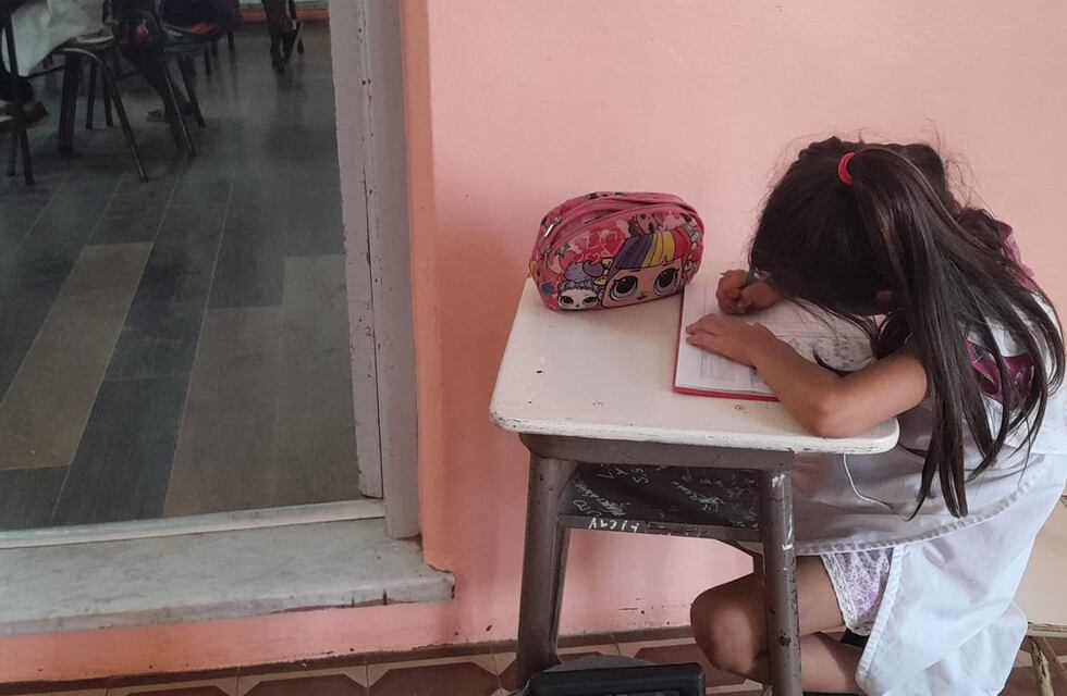 Saldungaray: directivos decidieron que una alumna tuviera su pupitre fuera del aula