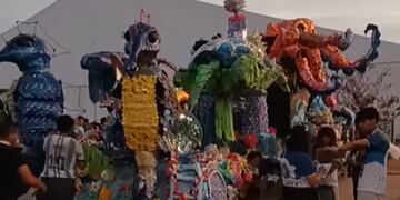 La carroza técnica de la EET 1 "Escolástico Zegada" de San Salvador de Jujuy, a minutos de ingresar al circuito de desfile.