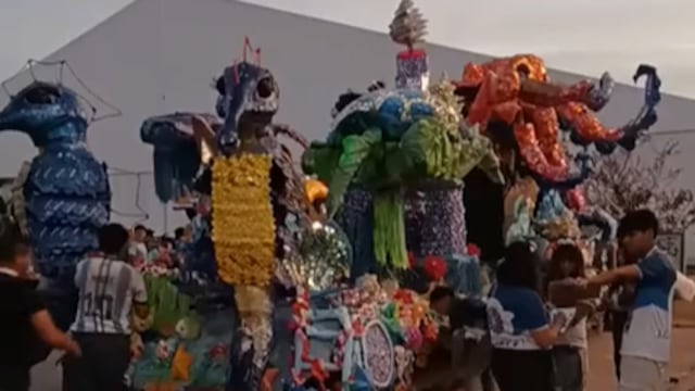 La carroza técnica de la EET 1 "Escolástico Zegada" de San Salvador de Jujuy, a minutos de ingresar al circuito de desfile.