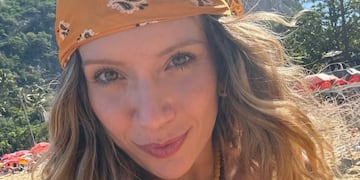 Desde la playa, Laurita Fernández posó con el traje de baño de la temporada y el accesorio tendencia del verano