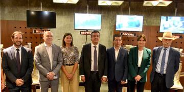 El subsecretario de Justicia, Marcelo D´agostino; El Pte. de la SCJ, Dalmiro Garay Cueli; Pta. de la Asoc. de Magistrados, Silvina Furlotti; Ministro de Gobierno y Justicia de Mendoza, Víctor Enrique Ibáñez Rosaz; Andrés Lombardi, Diputado Provincial; Pta. del IPJyC, Ida López y José Valerio, Ministro Coordinador Fuero Penal Colegiado.
