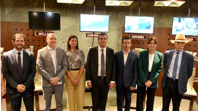 El subsecretario de Justicia, Marcelo D´agostino; El Pte. de la SCJ, Dalmiro Garay Cueli; Pta. de la Asoc. de Magistrados, Silvina Furlotti; Ministro de Gobierno y Justicia de Mendoza, Víctor Enrique Ibáñez Rosaz; Andrés Lombardi, Diputado Provincial; Pta. del IPJyC, Ida López y José Valerio, Ministro Coordinador Fuero Penal Colegiado.