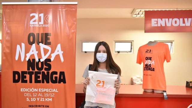 Los kits para los corredores se entregan en un supermercado (archivo)