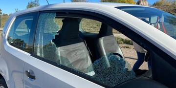 Una mujer se dirigía a tasar su auto a Neuquén y en la ruta le saltó una piedra que le rompió el vidrio.