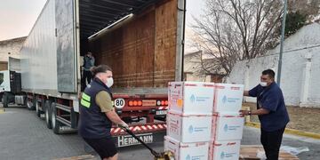 Llegó un embarque de vacunas Moderna para segundas dosis.