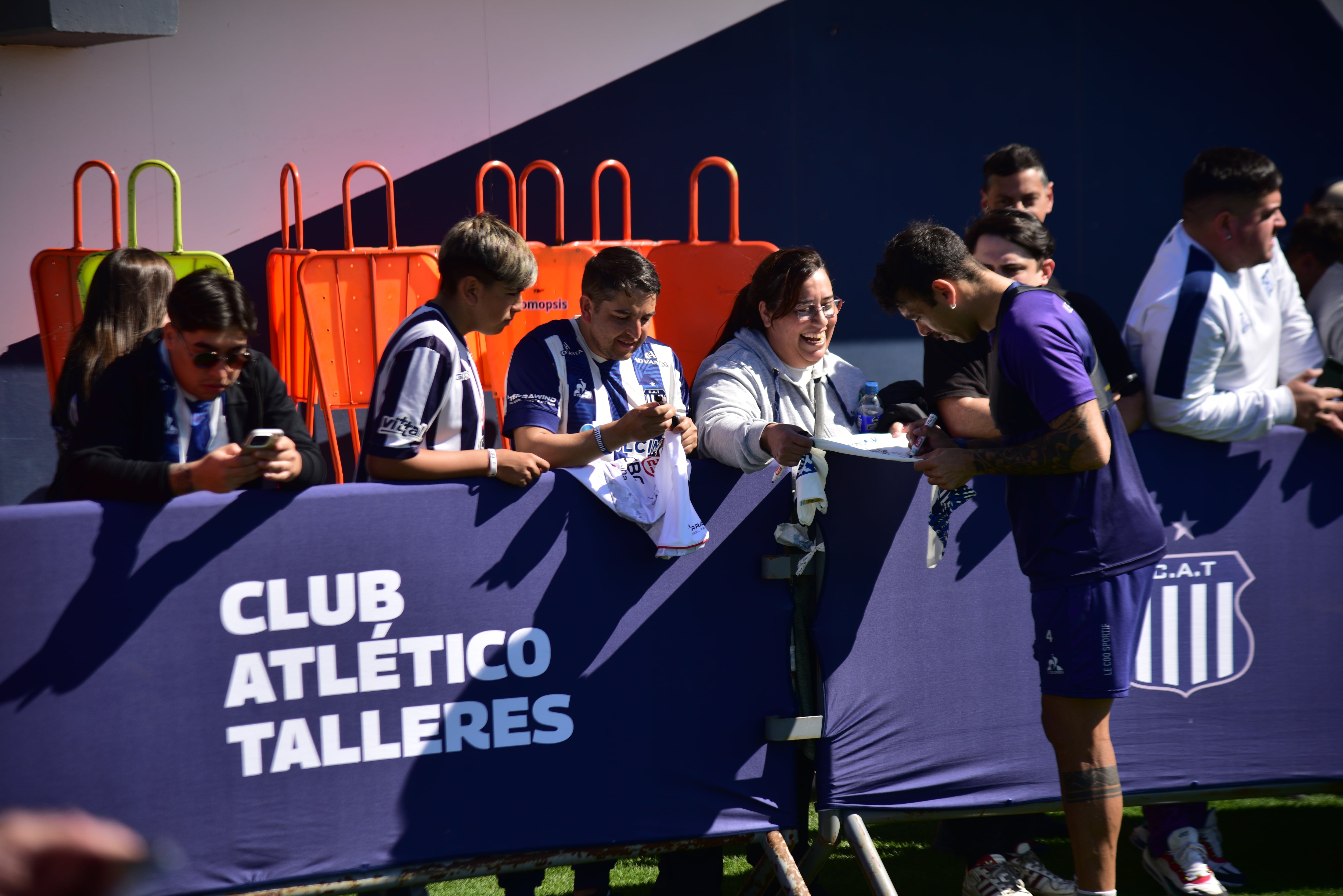 El presidente Andrés Fassi en el entrenamiento junto al entrenador Carlos Tevez. (Pedro Castillo / La Voz)
