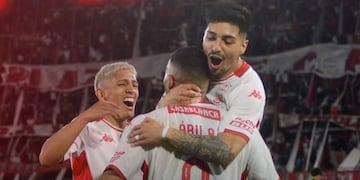Ramón Ábila celebra el 3-1 ante Sarmiento. (Huracán).