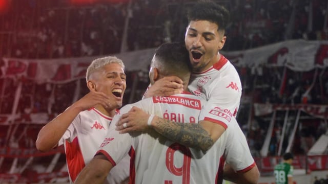 Ramón Ábila celebra el 3-1 ante Sarmiento. (Huracán).