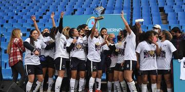 Las Pumas, festejan el título de campeonas del futbol femenino de Mendoza.