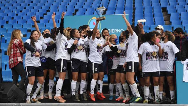 Las Pumas, festejan el título de campeonas del futbol femenino de Mendoza.