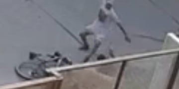 Con un machete, un ladrón le robó la bici a un ciclista en la zona de la Costanera, a la altura del barrio Urca.