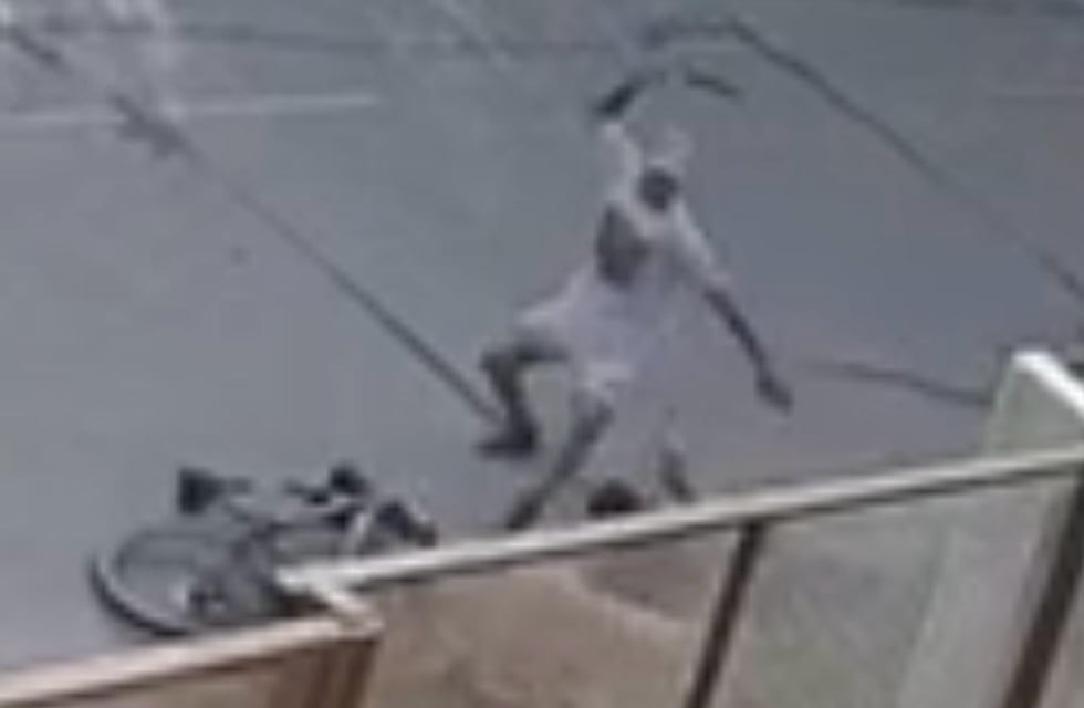 Locura: a machetazos, robó una bicicleta en la costanera de Córdoba; el video