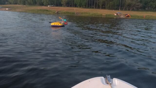 La embarcación del hombre de 55 años estaba en vuelta campana en medio del espejo de agua.