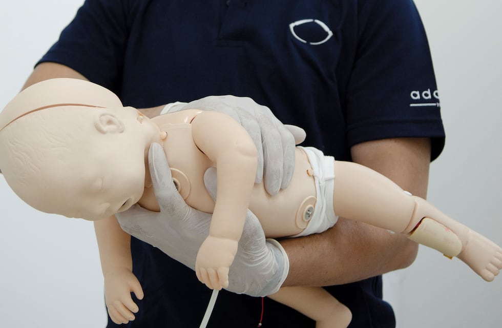 Tránsito: el cabo Gustavo Giménez le salvó la vida un niño por medio de las Maniobras de Heimlich