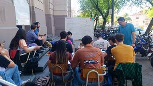 La jornada de debate incluyó una clase pública sobre avenida Pellegrini al 200.