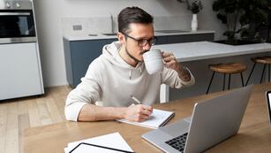 Qué trabajo remoto ofrecen un sueldo de 72.000 dólares al año.